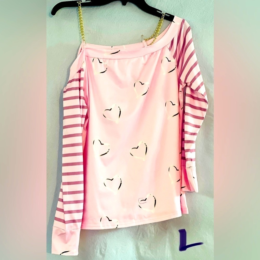 LADIES LARGE PINK TOP & BOYSENBERRY STRIPED SLEEVES WITH WHITE & BLACK DESIGNS